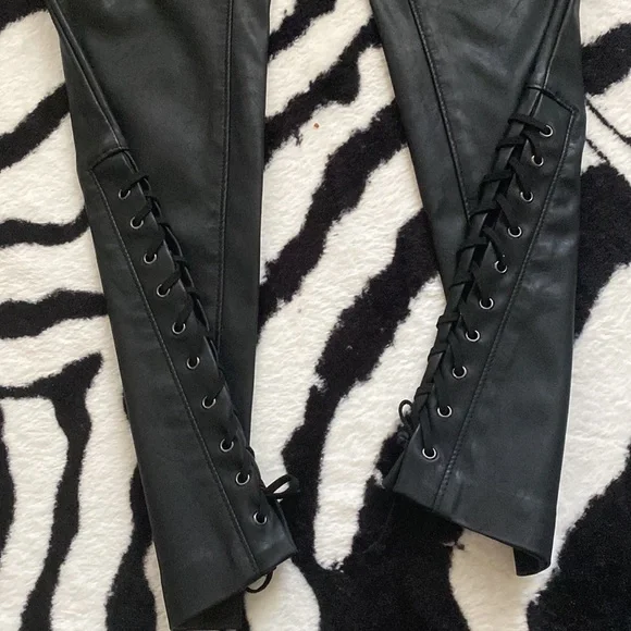 😍BLANK NYC ANKLE LACE UP FAUX LEATHER SKINNY PANTS SIZE 26 - Picture 6 of 10